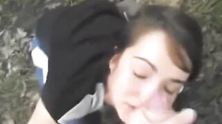 POV al parco pubblico lei prende sborra in faccia