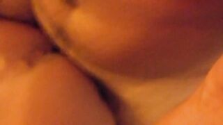 Un mio caro amico d'infanzia soddisfa mia moglie davanti a me