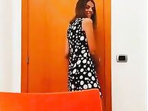 Offre la fica al capo ufficio per un aumento in busta paga