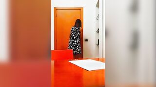 Offre la fica al capo ufficio per un aumento in busta paga