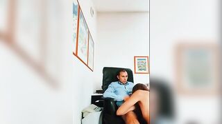 Offre la fica al capo ufficio per un aumento in busta paga