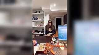 Impiegata cerca un nuovo lavoro ed è disposta a tutto