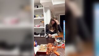 Impiegata cerca un nuovo lavoro ed è disposta a tutto