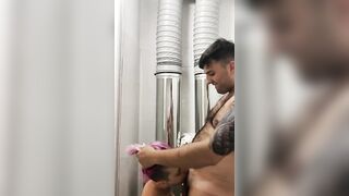 La cameriera tromba nel bagn odel ristorante