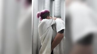 La cameriera tromba nel bagn odel ristorante