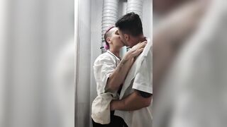 La cameriera tromba nel bagn odel ristorante