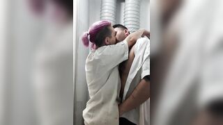 La cameriera tromba nel bagn odel ristorante