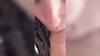 Ragazza alternativa lo succhia da brava cagna