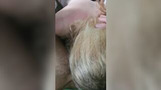 Anteprima del video: Teen troia spompina come una cagna in auto