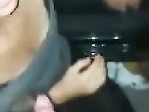 Moglie bionda di un cornuto milanese ne succhia due di cazzi