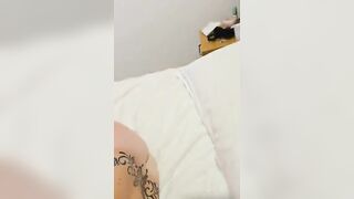 Moglie italiana succhia il suo cazzo appena depilato