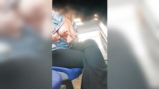 Esibizionista italiana provoca gli sguardi su ltreno