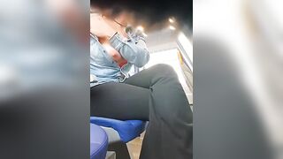 Esibizionista italiana provoca gli sguardi su ltreno