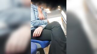 Esibizionista italiana provoca gli sguardi su ltreno
