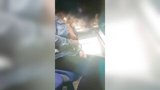 Esibizionista italiana provoca gli sguardi su ltreno