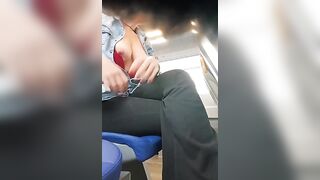 Esibizionista italiana provoca gli sguardi su ltreno