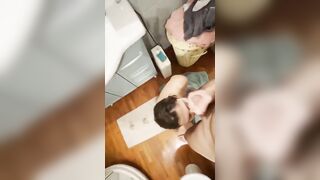 Schiava pisciata in faccia dal master cazzone