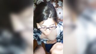 Studentessa occhialuta scopata e sborrata in faccia