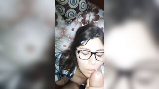 Studentessa occhialuta scopata e sborrata in faccia