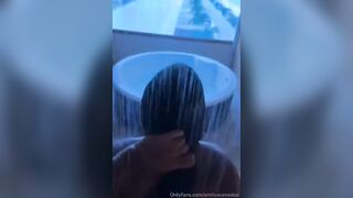 Studentessa italiana trombata dal porco in doccia