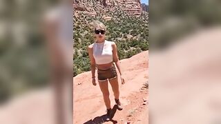 Anteprima del video: Fa la troia durante un'escursione in campagna