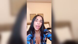 Camgirl mora esce le sue bellissime tettone