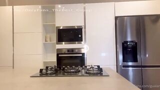 Amiche lesbiche si scopano sul tavolo della cucina