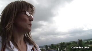 Matura tedesca gioca con la sua figa