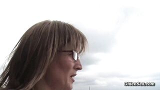 Matura tedesca gioca con la sua figa