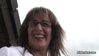 Matura tedesca gioca con la sua figa