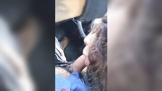 La sua puttana glielo succhia in auto