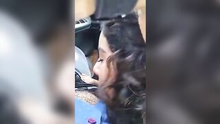 La sua puttana glielo succhia in auto