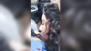 La sua puttana glielo succhia in auto