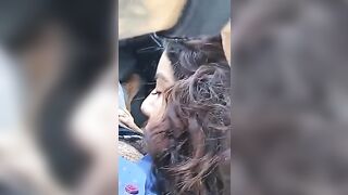 La sua puttana glielo succhia in auto