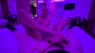 Io mi spoglio ! Tu però comincia a segarti maiale !