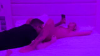 Io mi spoglio ! Tu però comincia a segarti maiale !