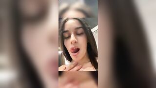 Teen italiana brunetta mostra la faccia sborrata