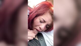 Amica puttana gli succhia il cazzo in auto