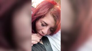 Amica puttana gli succhia il cazzo in auto