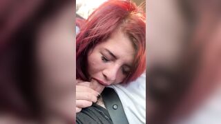 Amica puttana gli succhia il cazzo in auto