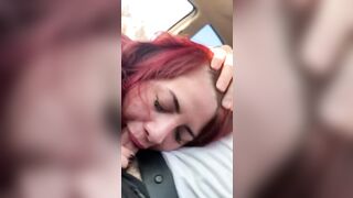 Amica puttana gli succhia il cazzo in auto