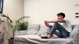 Non 1 ma ben 2 cazzi per la puttana bionda