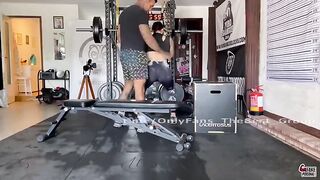 Trombata in palestra dall'istruttore porco e tatuato