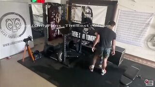 Trombata in palestra dall'istruttore porco e tatuato