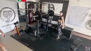 Trombata in palestra dall'istruttore porco e tatuato