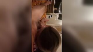 Mi vuole rilassare e decide di succhiarmi la minchia