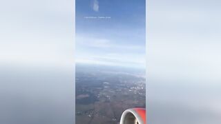 Spompinato dalla moglie zoccola sul volo di linea