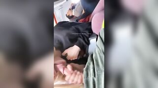 Spompinato dalla moglie zoccola sul volo di linea