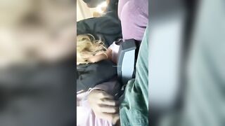 Spompinato dalla moglie zoccola sul volo di linea