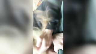 Spompinato dalla moglie zoccola sul volo di linea